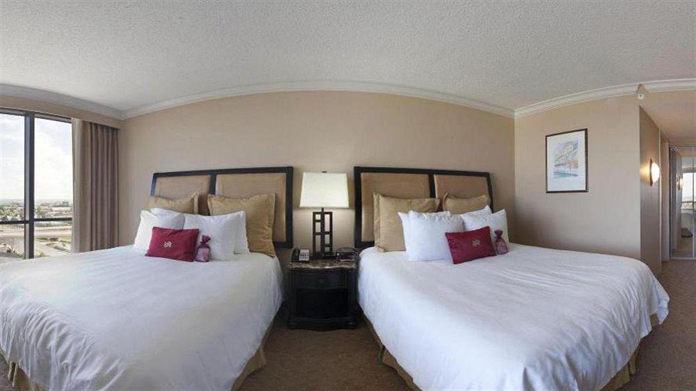 Crowne Plaza Pensacola Grand Hotel Exterior photo