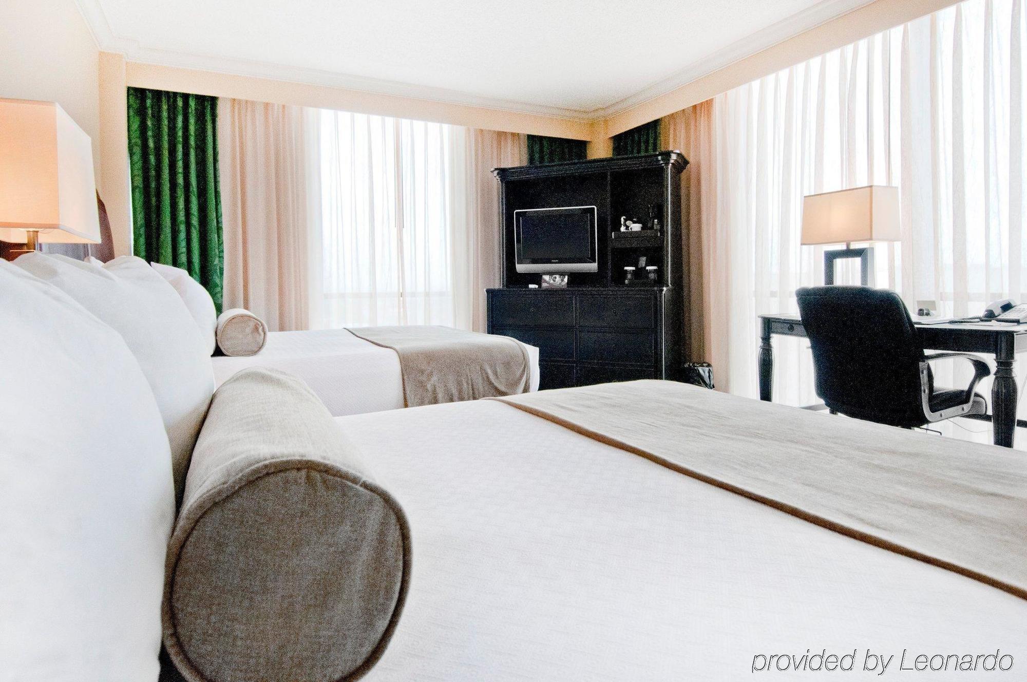 Crowne Plaza Pensacola Grand Hotel Exterior photo