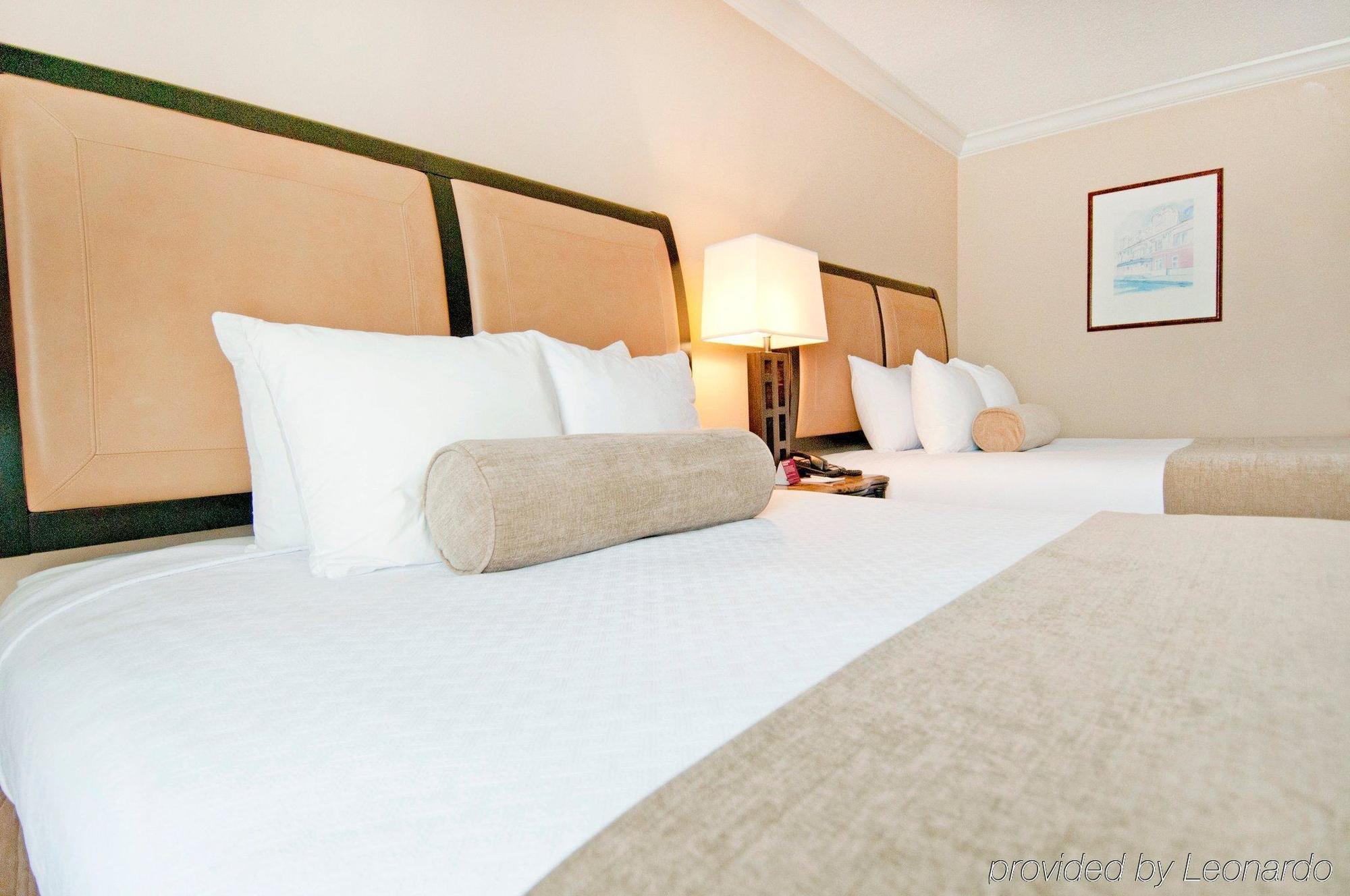 Crowne Plaza Pensacola Grand Hotel Exterior photo