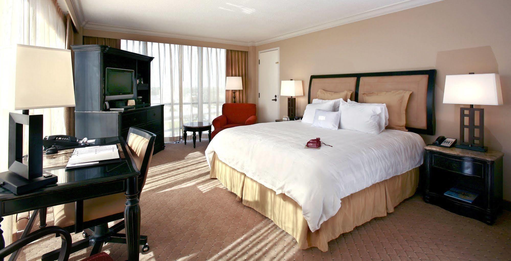 Crowne Plaza Pensacola Grand Hotel Exterior photo