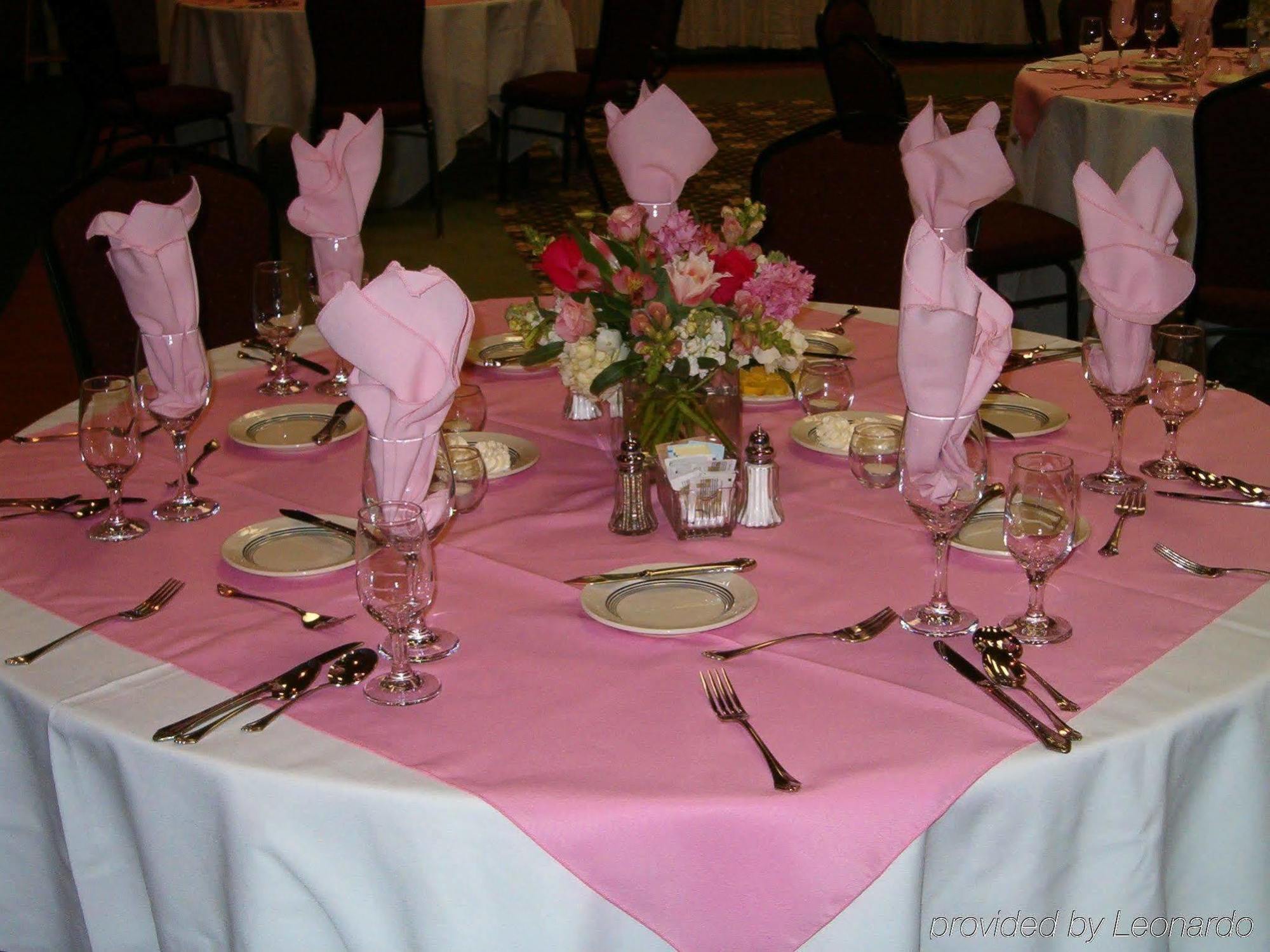Crowne Plaza Pensacola Grand Hotel Restaurant photo